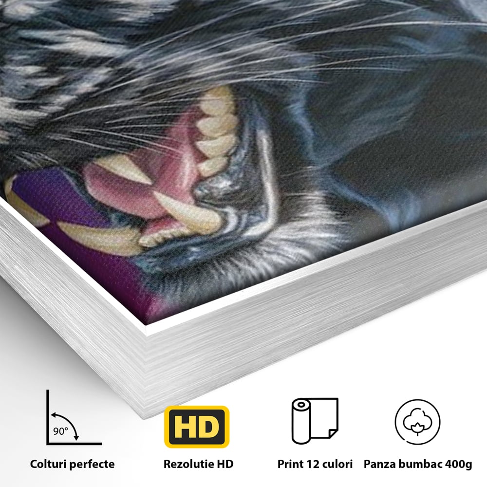 Detaliu al suprafetei: tablou canvas cu pantera neagra, in rama de aluminiu argintiu